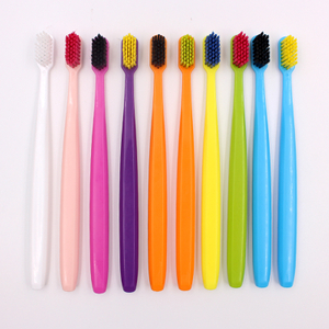 Cepillo de dientes adulto colorido