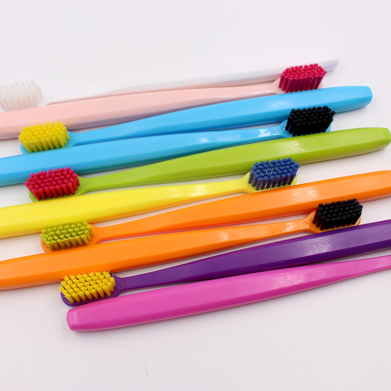 Cepillo de dientes adulto colorido